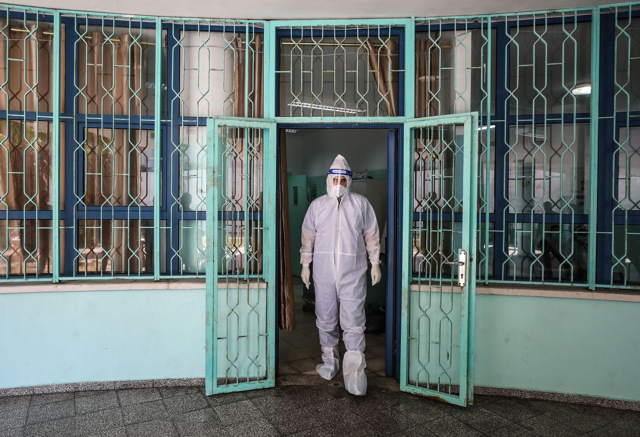 Koronawirus. Niemcy zaostrzają przepisy. Maseczki ochronne tylko te, które stosuje personel medyczny (Photo by Ali Jadallah/Anadolu Agency via Getty Images)