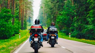 Motocykliści przy pomniku sierż. Mateusza Sitka w Czerlonce. Oddali hołd obrońcy Ojczyzny