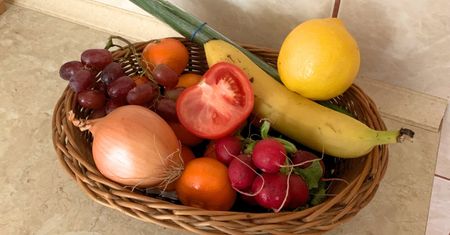 Porządnie wyszoruj, nim zjesz. Te owoce i warzywa mają najwięcej pestycydów
