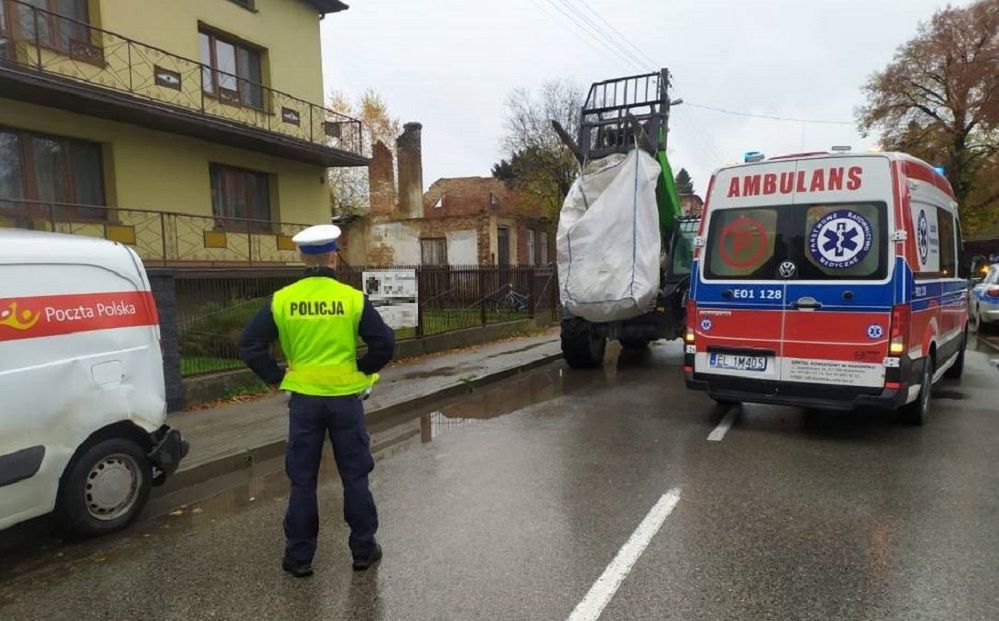 Kobiele Wielkie. Groźny wypadek. Mężczyznę przygniotła ładowarka