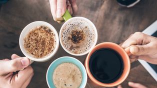 Od lat powtarzamy, że kawa wypłukuje magnez i odwadnia. Jaka jest prawda?