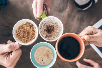 Od lat powtarzamy, że kawa wypłukuje magnez i odwadnia. Jaka jest prawda?