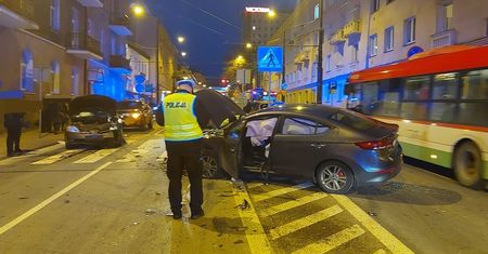 Zderzenie czterech aut i potrącenie dwóch osób na przejściu. Duże utrudnienia w centrum Lublina