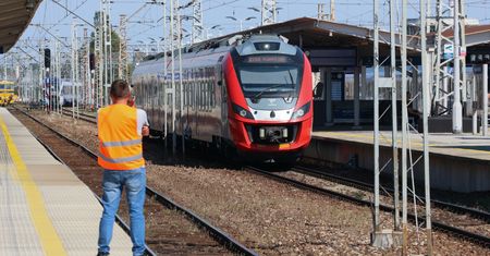 Gigant ostrzy zęby na głęboką modernizację kolejnej arcyważnej stacji w Warszawie