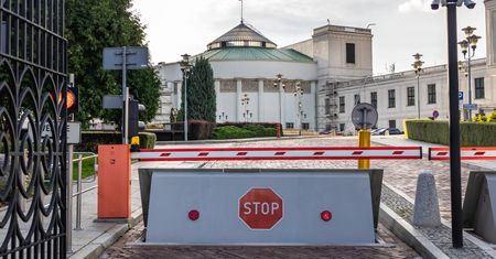 Samochody na biura poselskie. Mieli swoje, a wynajmowali inne