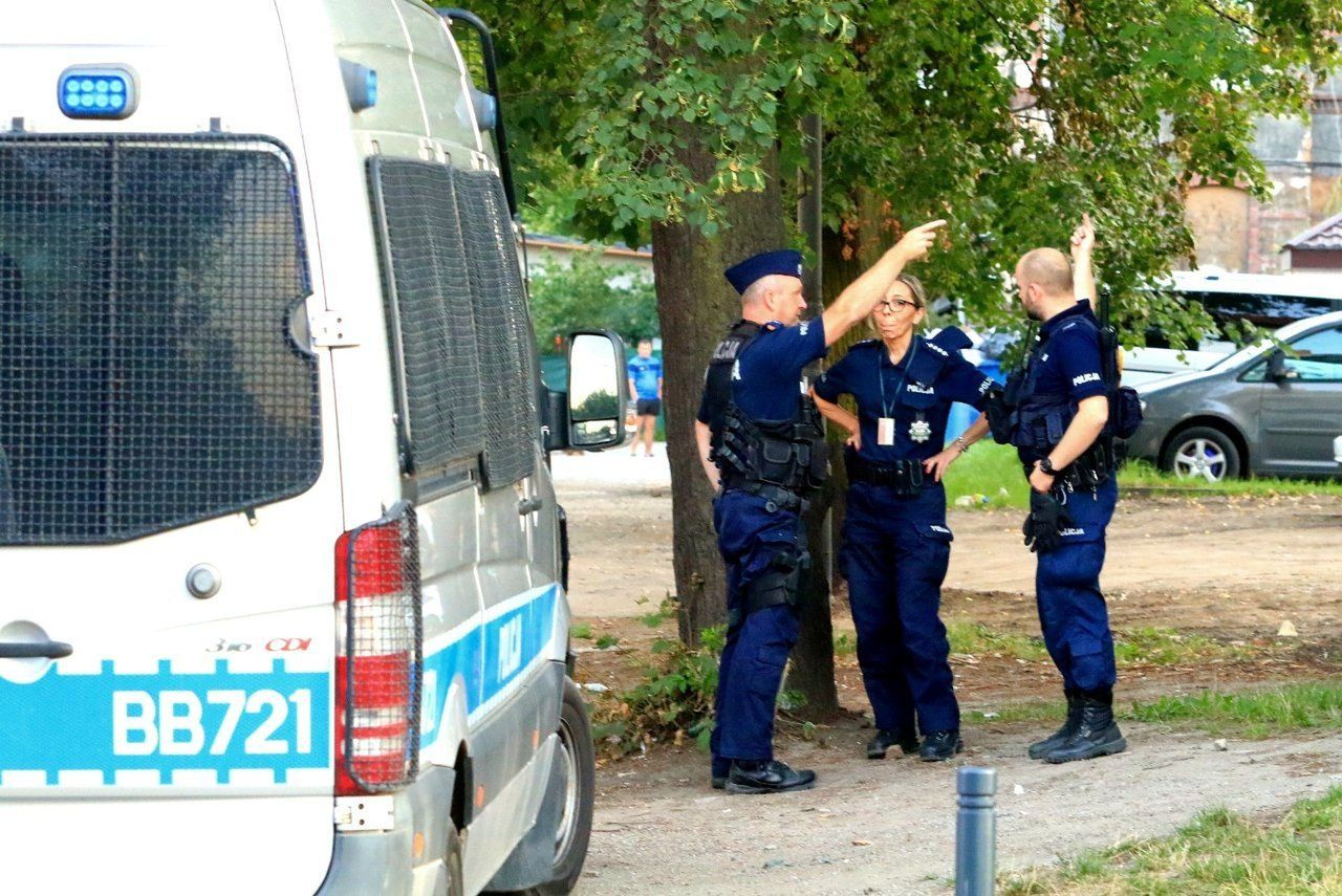 Pasłęk: Nożownik zaatakował nastolatków. Jeden z chłopców walczy o życie
