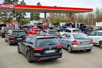 "Można zaoszczędzić z 30 euro". Niemcy szturmują stacje w Lubieszynie