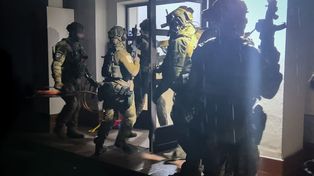 Służby rozbiły grupę legalizującą pobyt cudzoziemców. 24 zatrzymanych i 1500 zarzutów