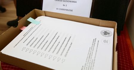 Wybory prezydenckie 2020. Cisza wyborcza złamana. W Wałbrzychu strażnicy miejscy zrywali banery