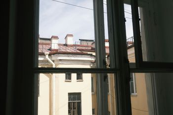 Nie może otworzyć okna przez sąsiada. "Zapachy z łazienki lecą do mieszkania"