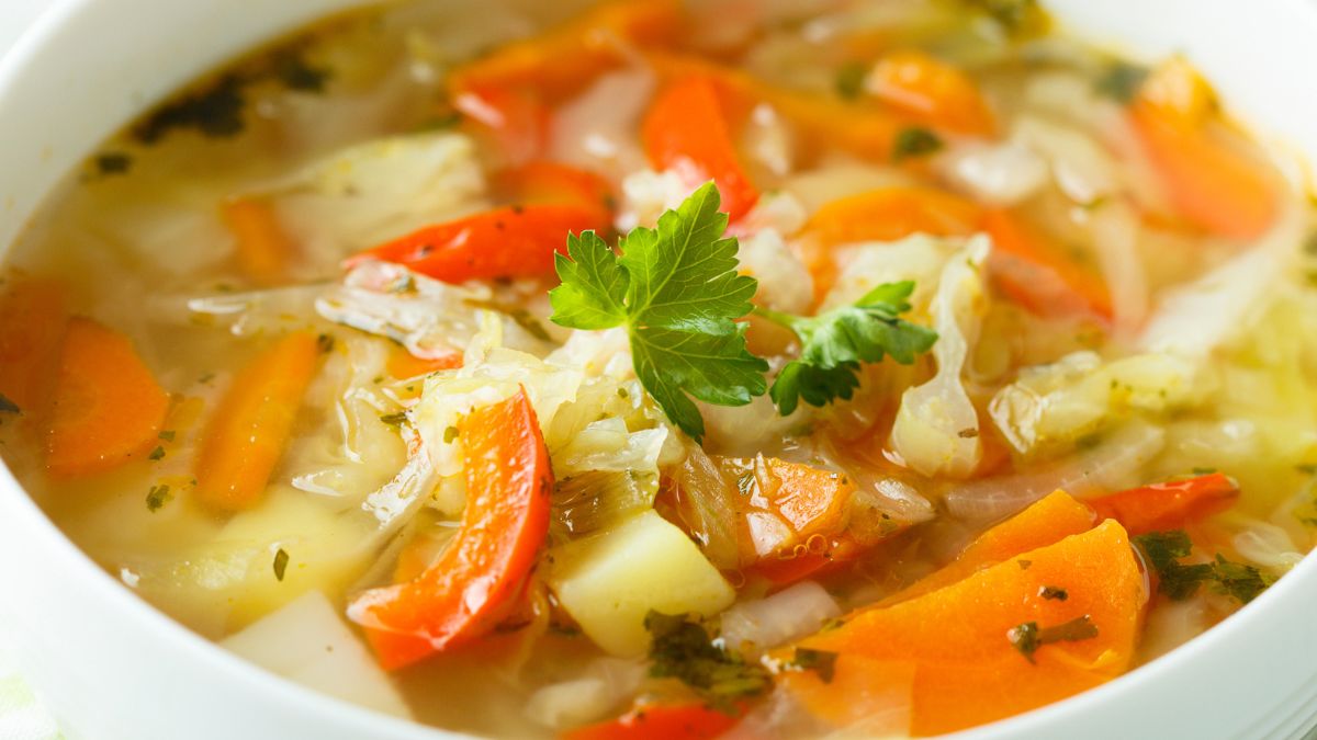 Zupa z młodej kapusty to smak wiosny i lata