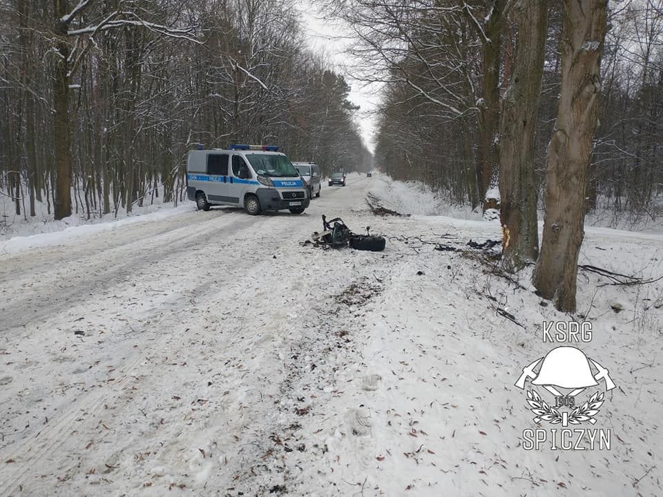 Mercedes uderzył w drzewo w Charlężu | fot. KSRG Spiczyn
