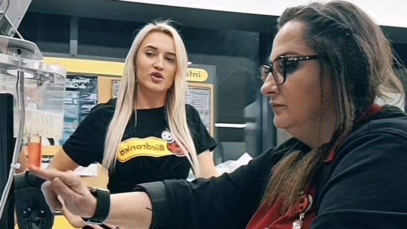 Pracownica Biedronki ostrzega, czego lepiej nie robić
