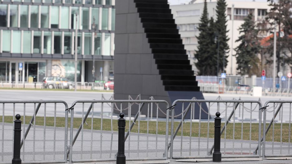 Warszawa, 09.04.2021. Przygotowania do obchodów 11. rocznicy katastrofy smoleńskiej na pl. Piłsudskiego w Warszawie, 9 bm. Policja wygrodziła teren centralnych uroczystości. Plac Piłsudskiego będzie zamknięty dla postronnych. (jm) PAP/Paweł Supernak