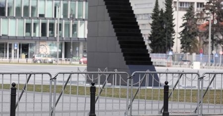 Warszawa. Obchody rocznicy katastrofy smoleńskiej. Msza rano i wieczorem, złożenie kwiatów i blokada