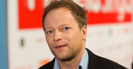 Maciej Stuhr dziękuje wszystkim za wsparcie i uczula: "Jeśli niepokoi was czyjś stan, nie dzwońcie po wujka Mietka, tylko PO KARETKĘ"