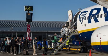 Będą ograniczenia w kupowaniu alkoholu na lotniskach? "Wchodzą na pokład zbyt pijani"