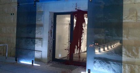Oblali farbą wejście do Radia Szczecin. Policja na miejscu zdarzenia