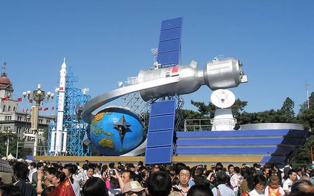 Model statku kosmicznego Shenzhou 9, wystawiony na placu Tiananmen (Fot. Tourdechina.cn)