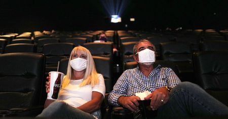 Luzowanie obostrzeń. Od dziś otwarte m.in. kina i teatry. Co się jeszcze zmieniło?