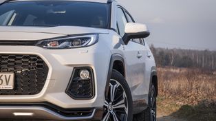 Zalegają w salonach. Dwuletnie Toyoty, Mazdy i Suzuki bez przebiegu czekają na klientów