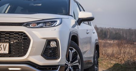 Zalegają w salonach. Dwuletnie Toyoty, Mazdy i Suzuki bez przebiegu czekają na klientów