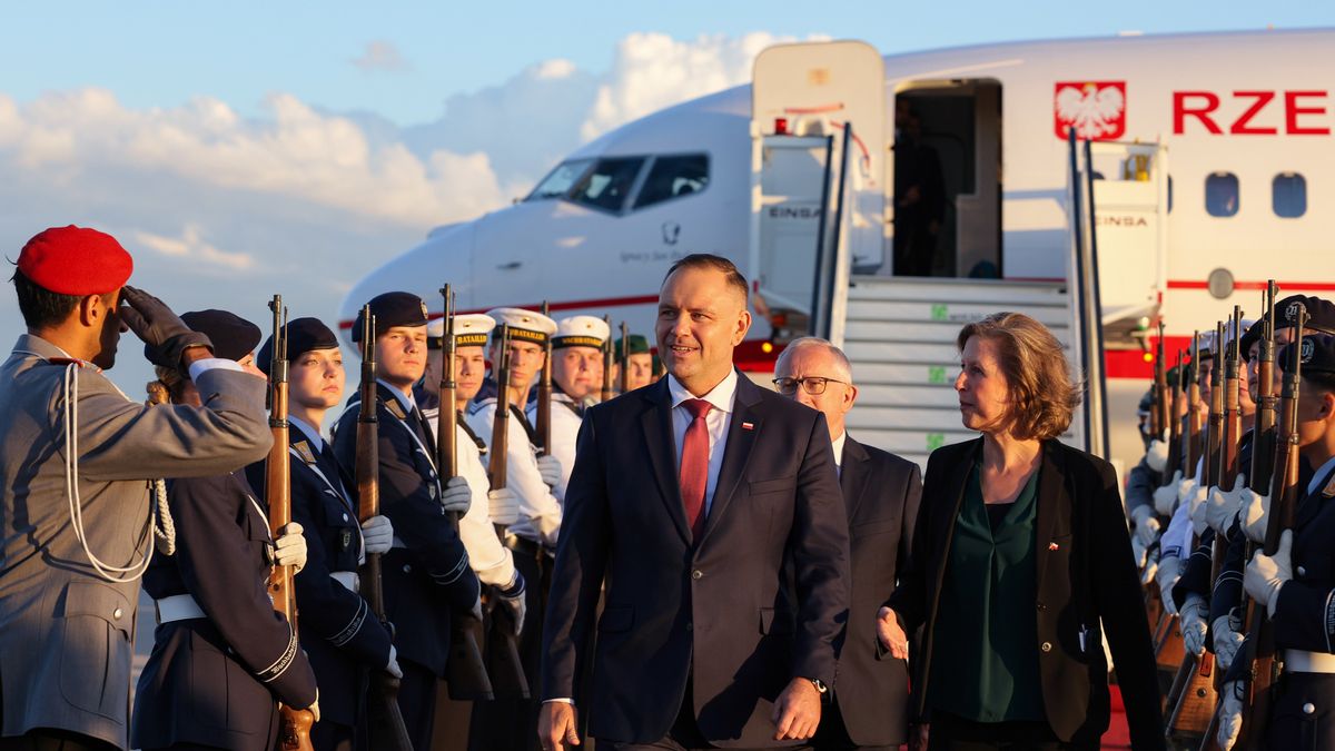 Berlin, Niemcy, 15.09.2025. Prezydent Karol Nawrocki (L) na lotnisku w Berlinie, 15 bm. Prezydent RP udaje się z wizytą do Niemiec i Francji gdzie spotka się z prezydentem Niemiec Frankiem-Walterem Steinmeierem, a następnie z prezydentem Francji Emmanuelem Macronem. (ad) PAP/Paweł Supernak