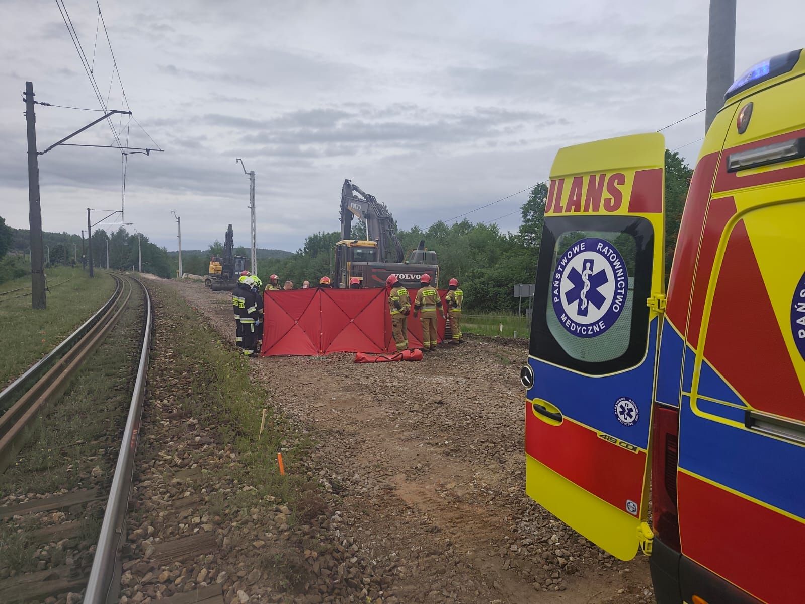 Ciężko ranny operator koparki zabrany przez LPR
