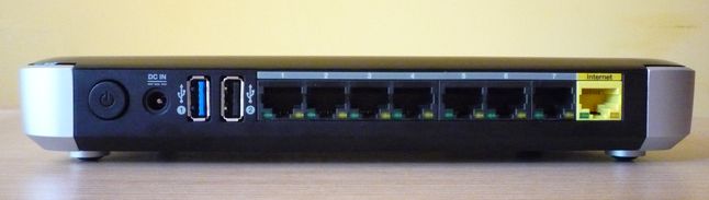 WD My Net N900 - przycisk zasilania, gniazdo zasilania, 2 x USB 2.0, 7 x Gigabit LAN, 1 x Gigabit WAN