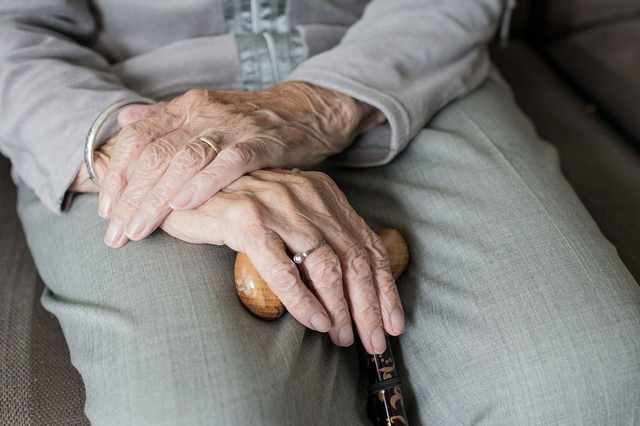 Kobieta usłyszała stukanie w sufit. 85-latka potrzebowała pilnej pomocy