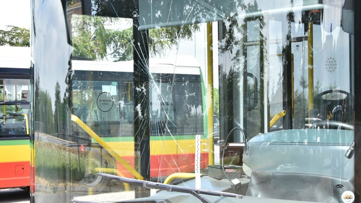 Uszkodziła szybę autobusu, bo zatrąbił na nią kierowca