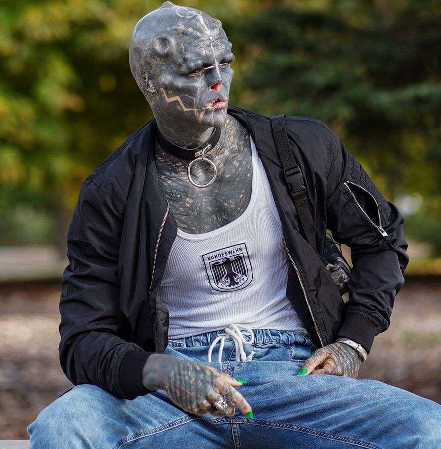 Chciał wyglądać jak "czarny kosmita". Usunął uszy i przeciął język