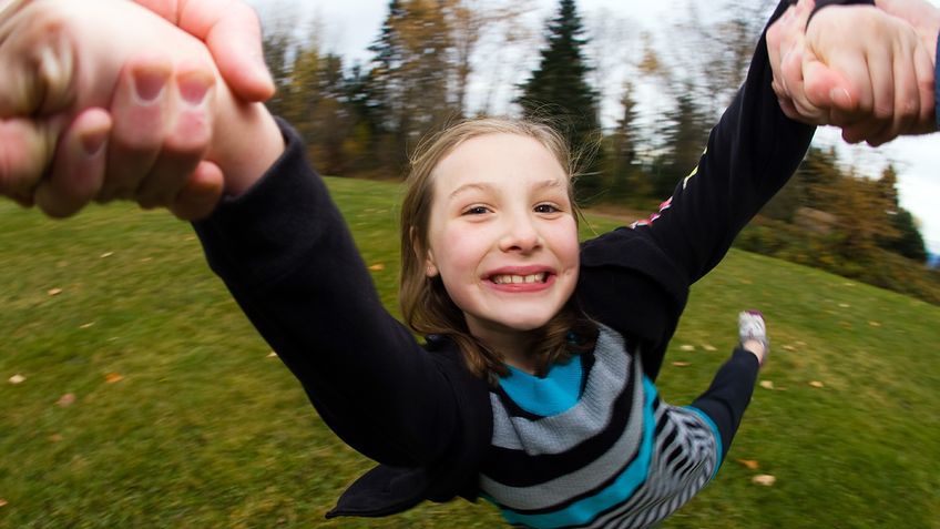 Huśtanie za ręce może spowodować złamanie w obrębie dłoni dziecka
