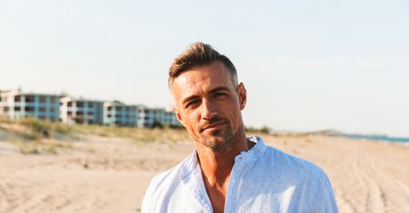 Lniana koszula. Stylowo i komfortowo — te modele nosi facet z klasą