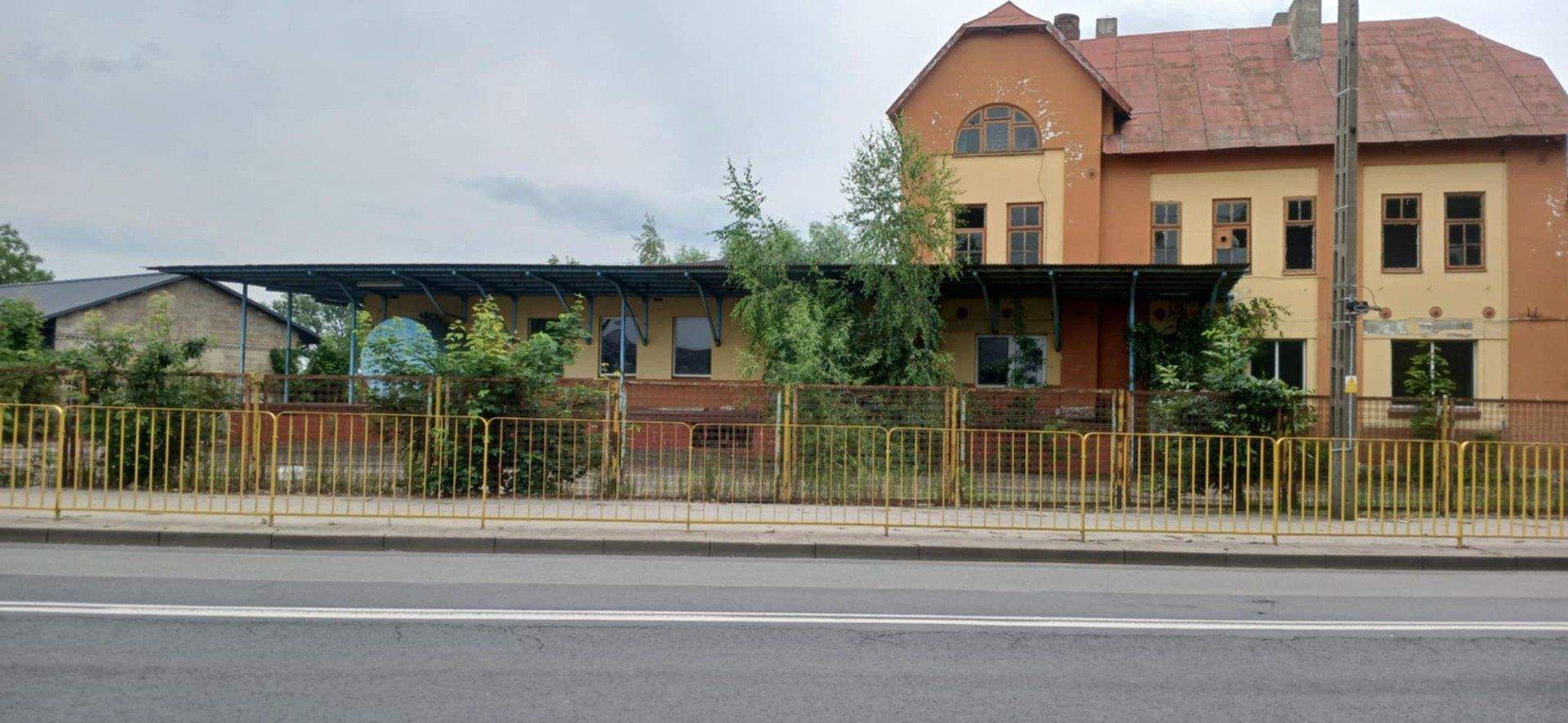 Na zdjęciu budynki po byłej mleczarni w Topoli Królewskiej. Obecnie obiekt należy do Gminy Łęczyca