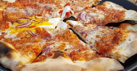 Włoska pizza na cienkim cieście - przepis. Przygotowanie jej zajmie ci 30 minut