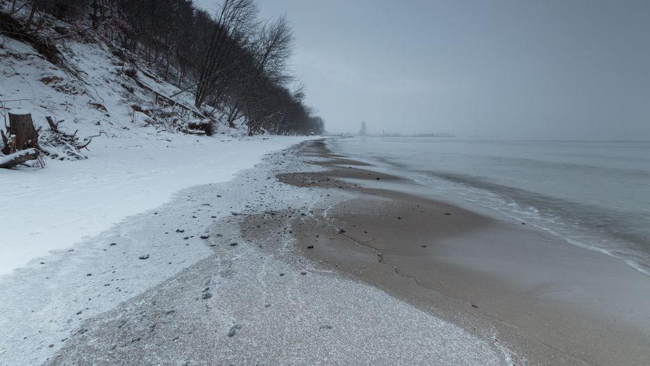 Choć turystów nad morzem jest w tym roku więcej niż w pandemii, to mniej chętnie wydaja pieniądze podczas urlopu 