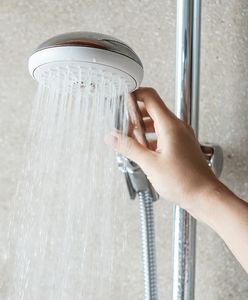 Gorący prysznic pomoże zasnąć w upał? Chodzi o "efekt ciepłej kąpieli"