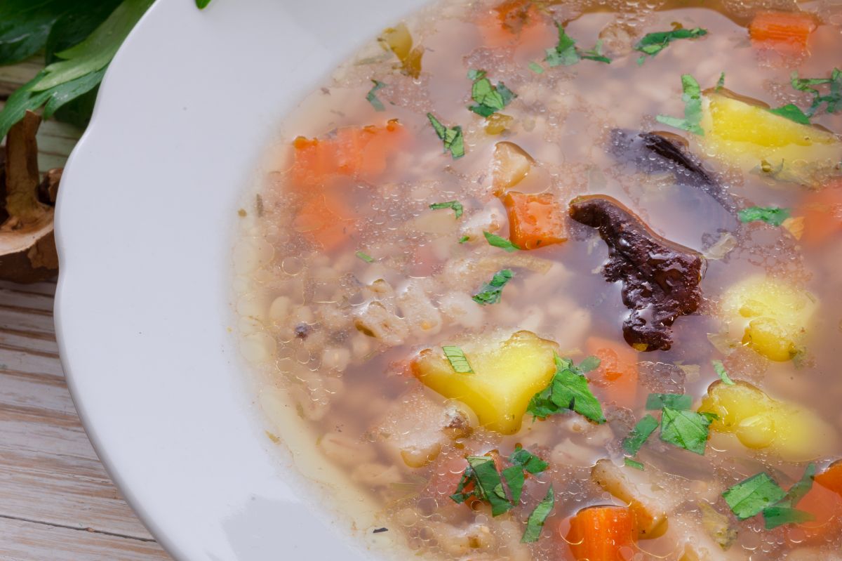 Zamiast na żeberkach, gotuję krupnik na innym mięsie. Ten sposób podpatrzyłem u dziadka