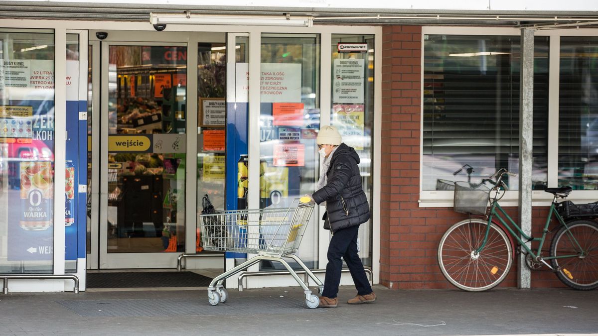 Nie wszyscy klienci wchodząc do sklepy zasłaniają usta i nos. Sprzedawca może odmówić im sprzedaży