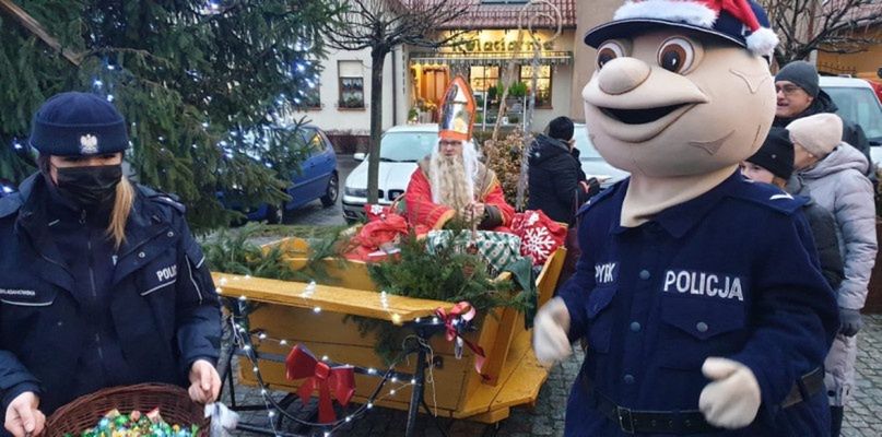 Policjanci na Festynie Świątecznym w Budzyniu