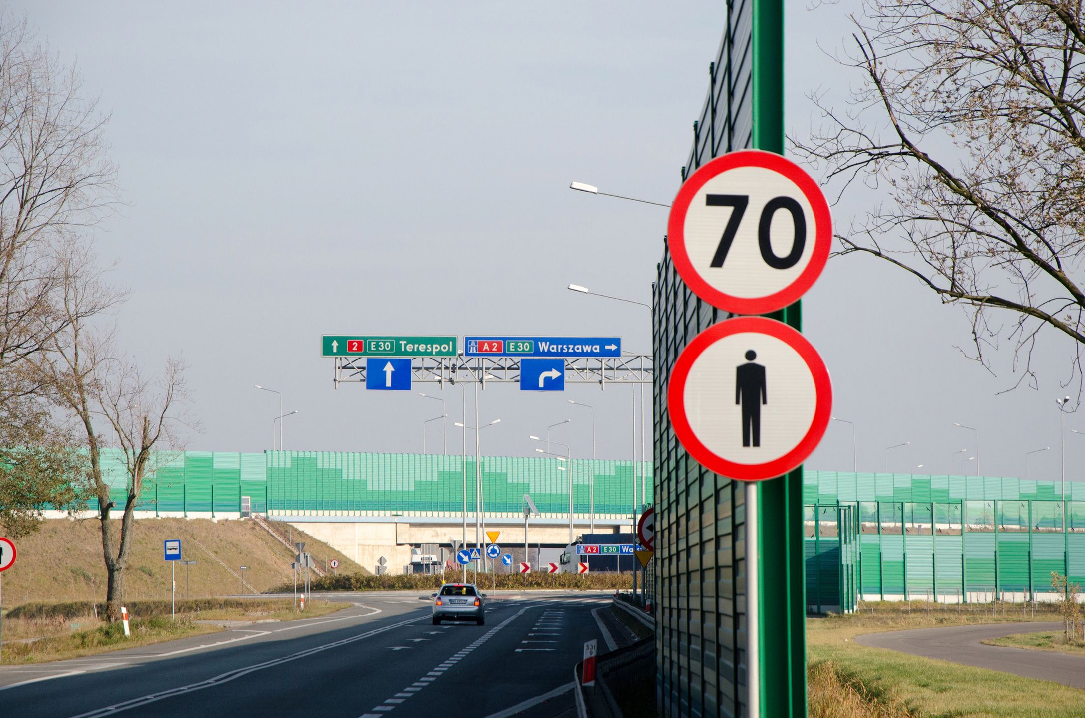 Znak zakazujący ruchu pieszych na drodze. Mało kto zdaje sobie sprawę z faktu, że co do zasady pieszy nie ma prawa poruszać się po jezdni