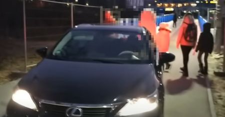 Kobieta w lexusie nagrana. Mieszkaniec Śląska od razu złapał za telefon