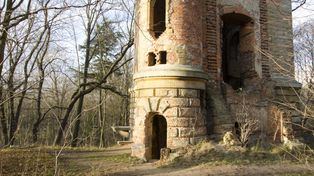 Ten dolnośląski pałac nie miał sobie równych. Zaprojektował go, z przepychem, wrocławski architekt. Została zrujnowana wieża