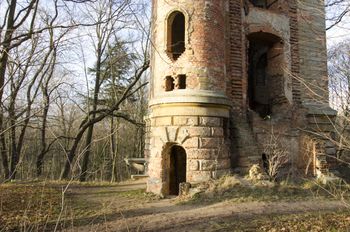 Ten dolnośląski pałac nie miał sobie równych. Zaprojektował go, z przepychem, wrocławski architekt. Została zrujnowana wieża