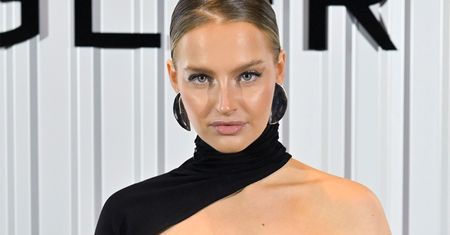 Przyszła na event w mini. Ale wszyscy patrzyli na jej buty