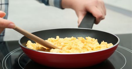 Teściowa zawsze wybiera ten tłuszcz do smażenia jajecznicy. Żaden olej czy smalec