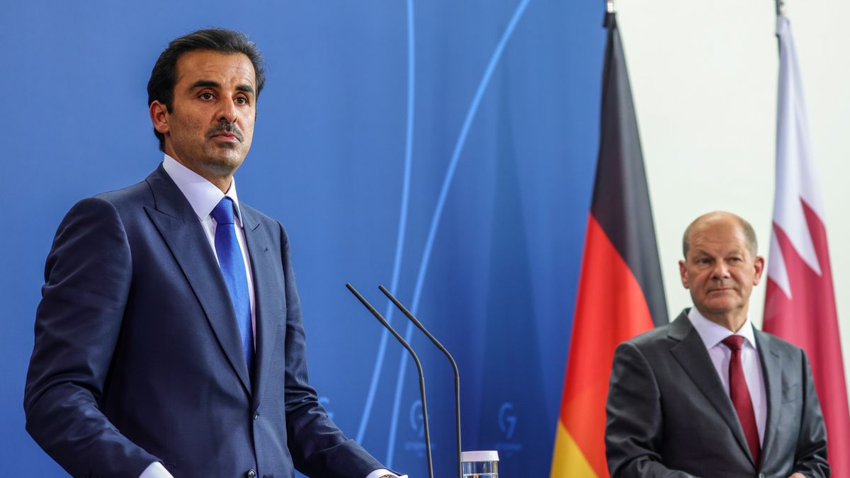 Emir Kataru szejk Tamim bin Hamad Al-Thani i kanclerz Niemiec Olaf Scholz podpisali w piątek umowę na dostawę gazu
