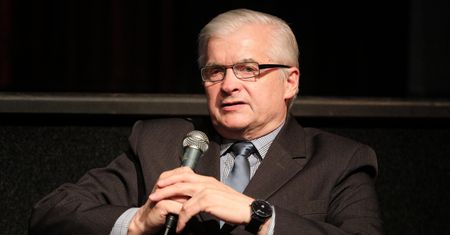 Obce służby atakują Polskę? Cimoszewicz nie ma wątpliwości