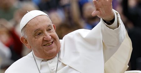 Papież Franciszek nie żyje. Towarzyszyła mu w licznych podróżach